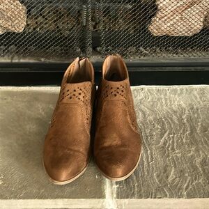 City Classified Women Small Short Heel Ankle Boots Booties Back Zipper Cutout